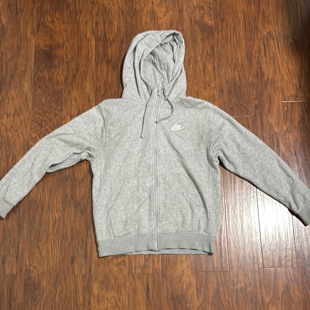 Nike Light Heather Gray Hoodie with Pullover Style and Ribbed Cuffs